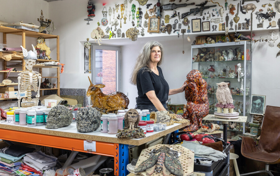 Venue à la céramique par le dessin et la gravure, Carolein Smit s’est laissée happer par l’argile.